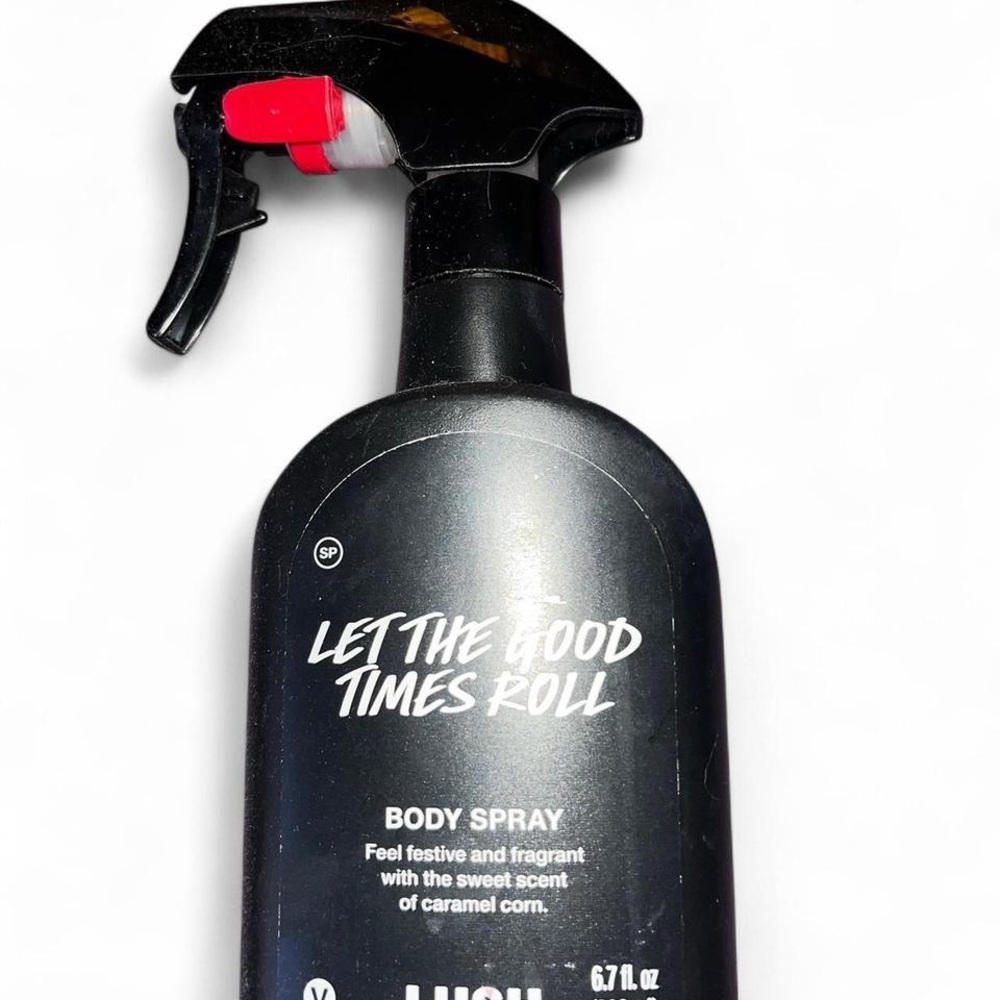Lush Black Bath & Body Spray Ergonomic Design